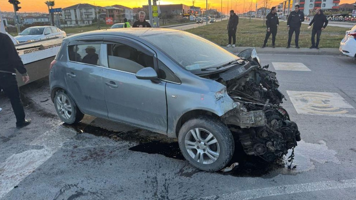 Sakarya'da feci kaza: Yangın ihbarına giden itfaiye aracı otomobil ile çarpıştı