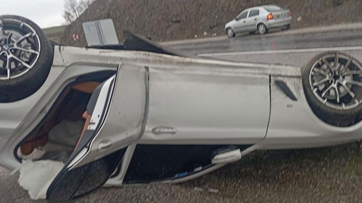 Yozgat'ta lüks otomobil takla attı: 3 yaralı