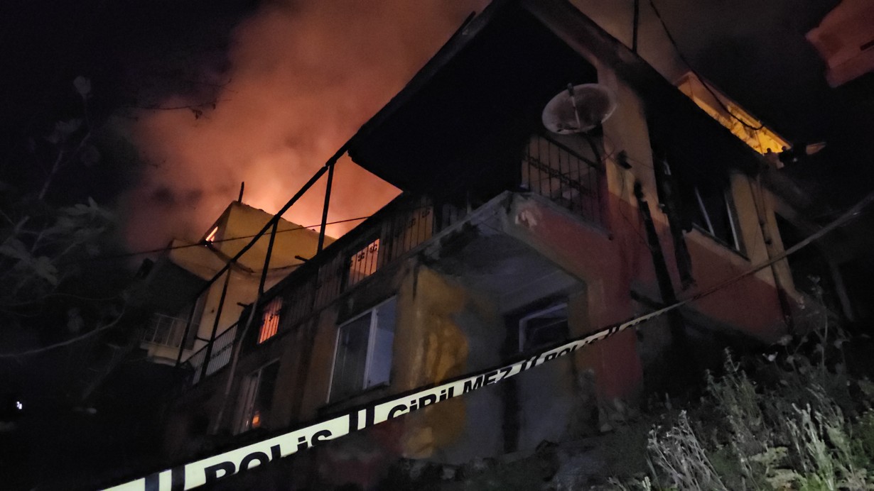 Zonguldak'ta iki katlı binada çıkan yangında bir kişi can verdi