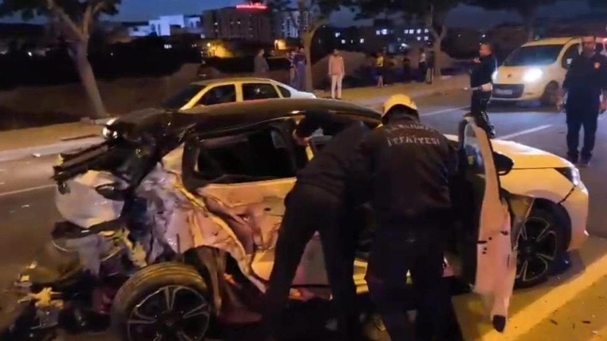Şanlıurfa'da kamyonet ile otomobil çarpıştı: Çok sayıda yaralı var