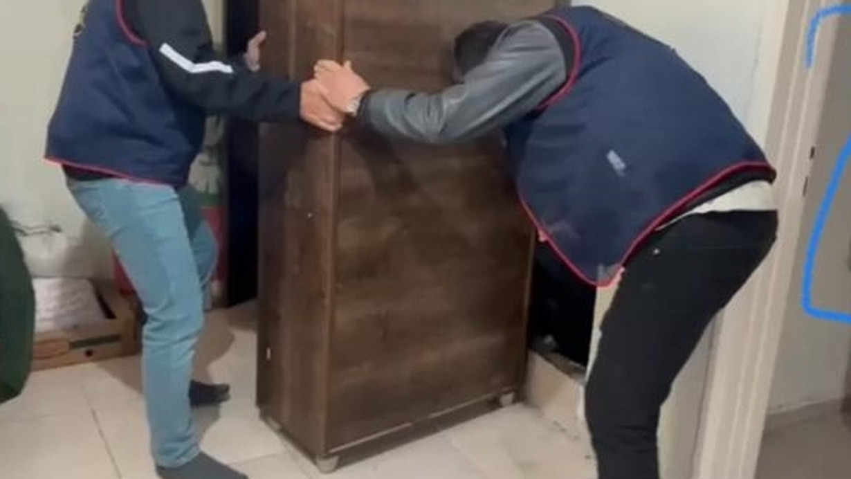 Diyarbakır ve Batman'da firari hükümlüler evlerinde yaptıkları gizli bölmede yakalandı