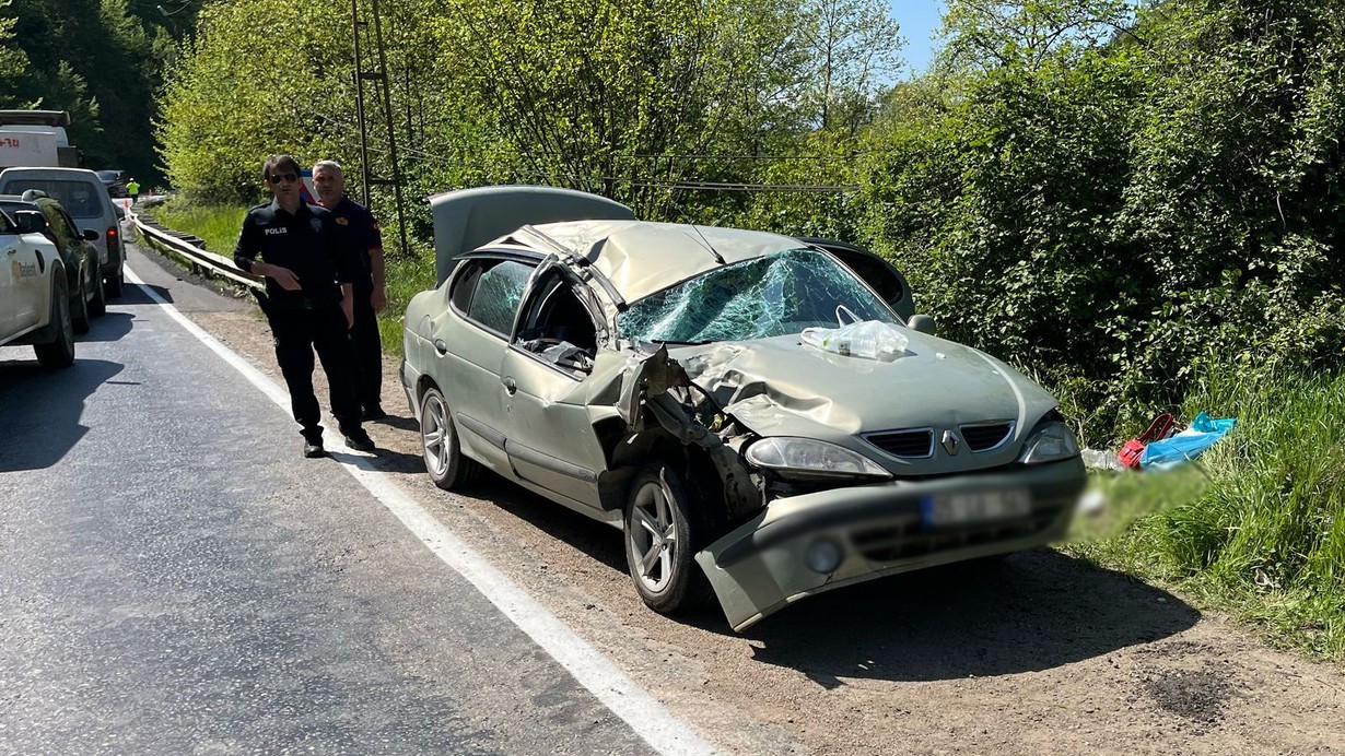 Karabük'te seyir halindeki aracın üzerine kaya parçası düştü: 2'si çocuk 5 yaralı