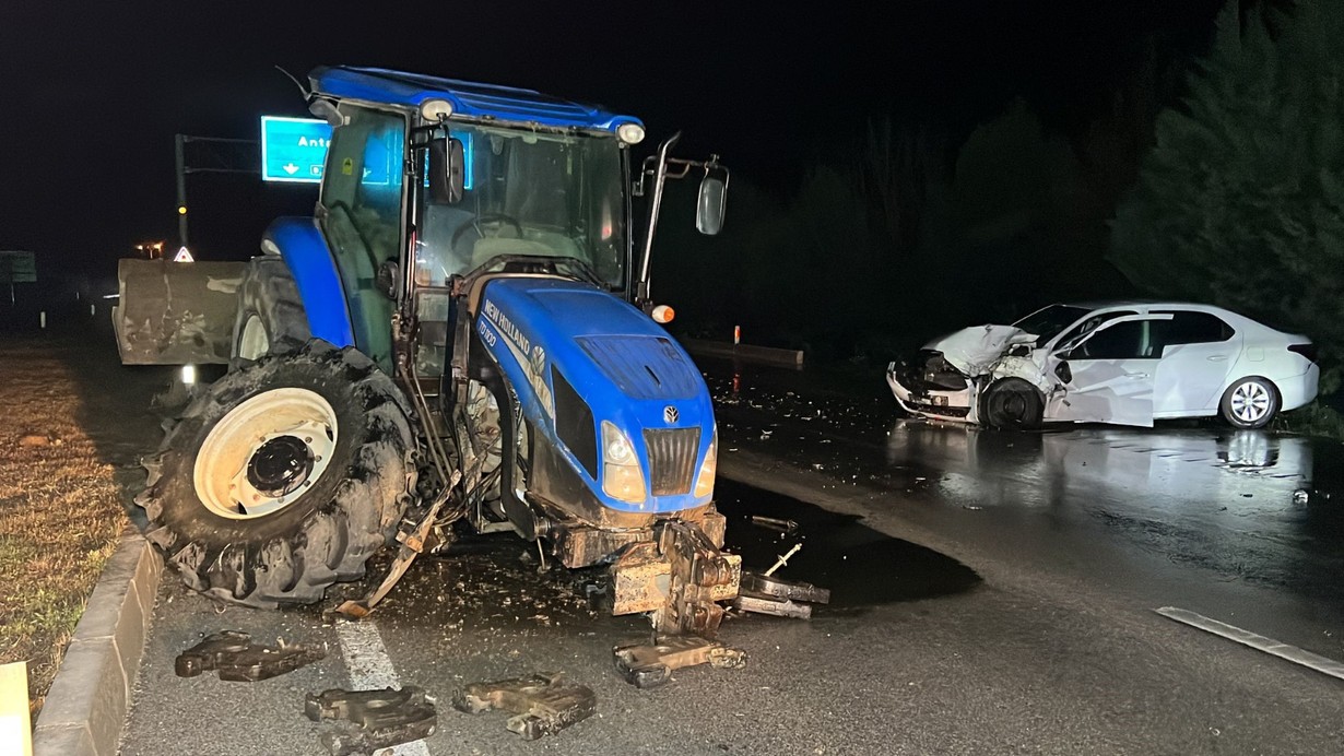 Burdur'da ters yöne giren traktör ile otomobil çarpıştı: İki yaralı