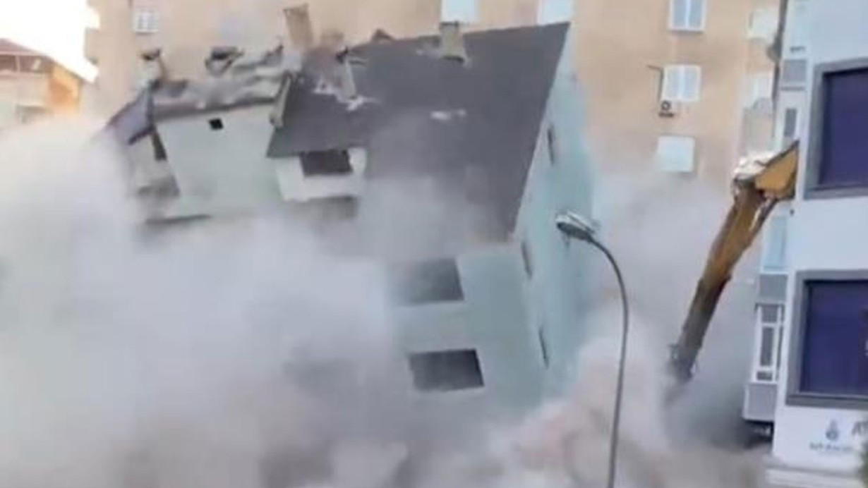 Kartal'da bir bina yıkım esnasında çöktü