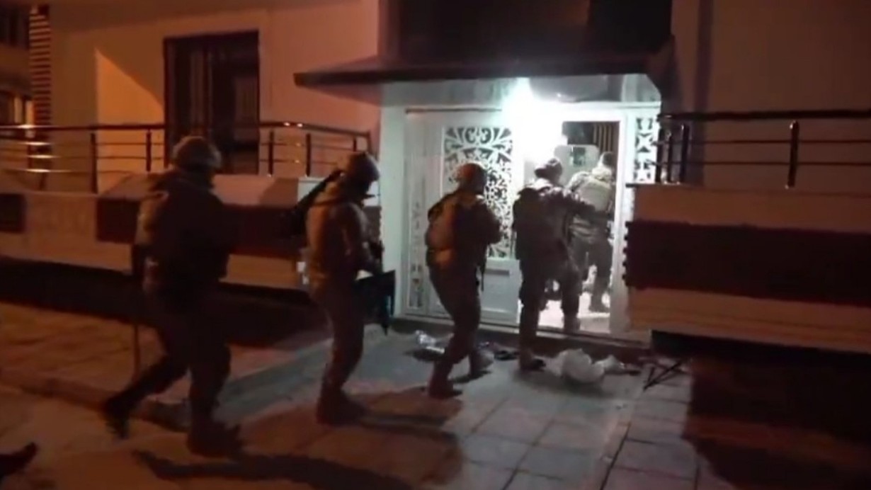 Van'da eş zamanlı operasyon: Çok sayıda silah ele geçirildi