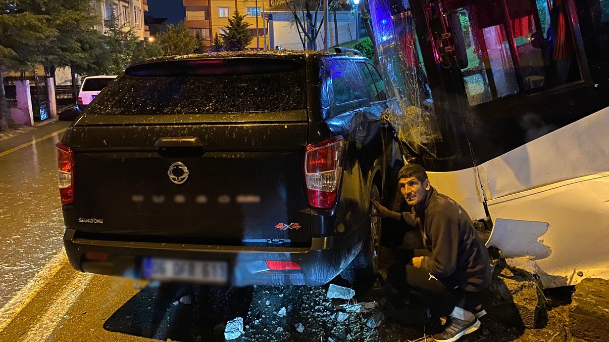Ankara'da kendiliğinden hareket eden işçi servisi otobüsü park halindeki araçlara çarptı