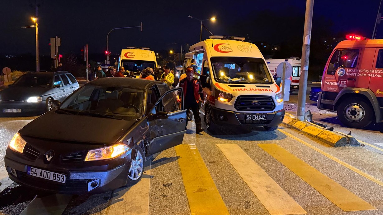 Sakarya'da iki otomobil çarpıştı: 1'i ağır 7 yaralı