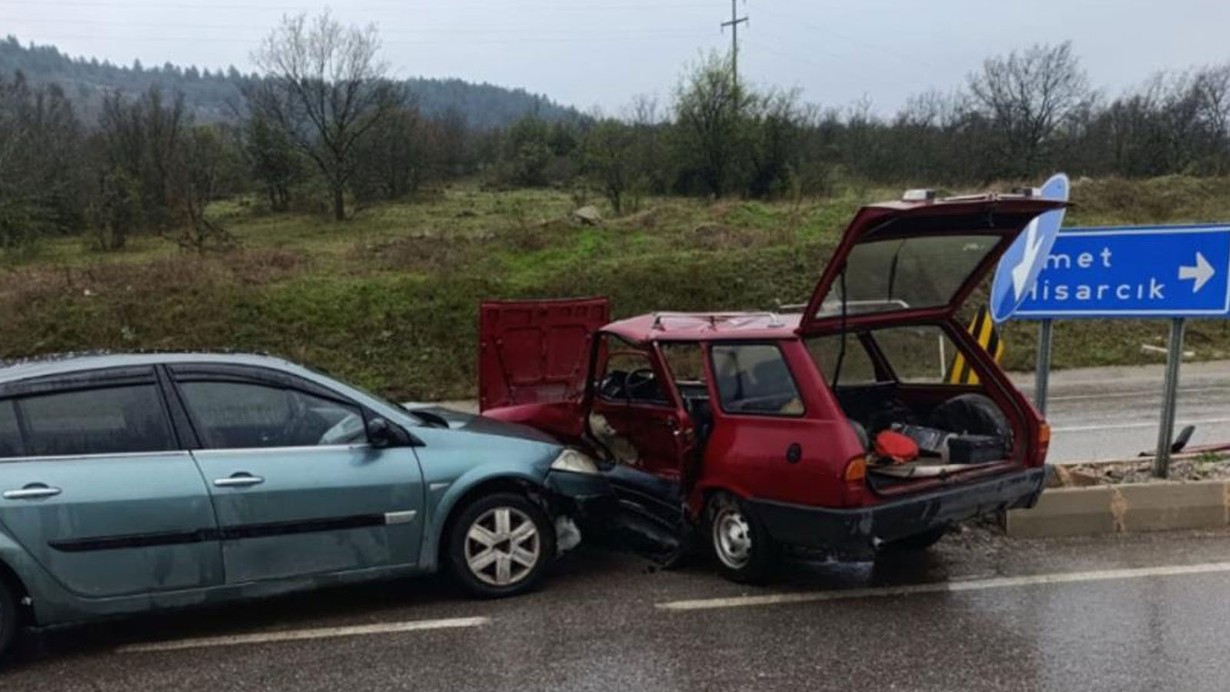 Tavşanlı'da iki otomobil çarpıştı: Ölü ve yaralılar var