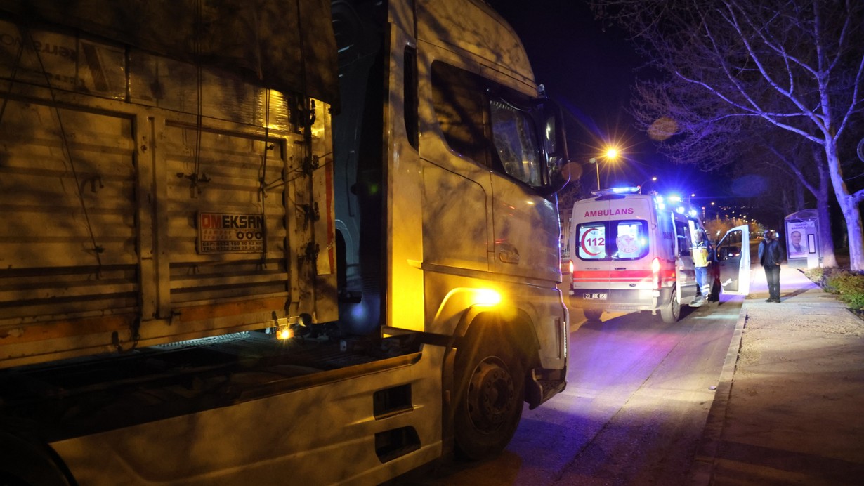 Elazığ'da TIR ile otomobil çarpıştı: 4 yaralı