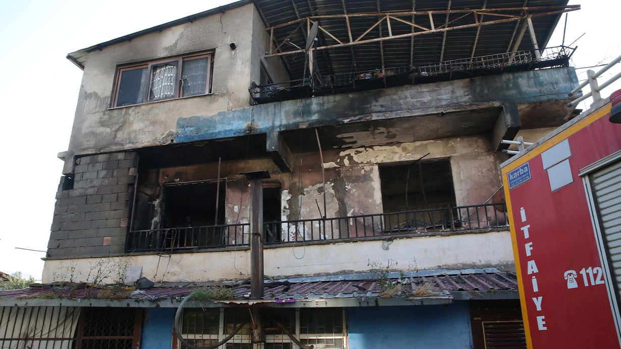 Hatay'da yangın paniği: 4 kişi dumandan etkilendi