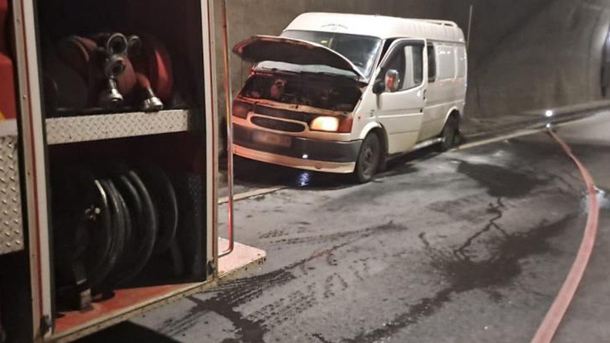 Seyir halindeki minibüs alev alev yandı