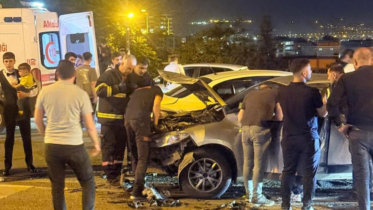Batman'da iki otomobil çarpıştı: Yaralılar var