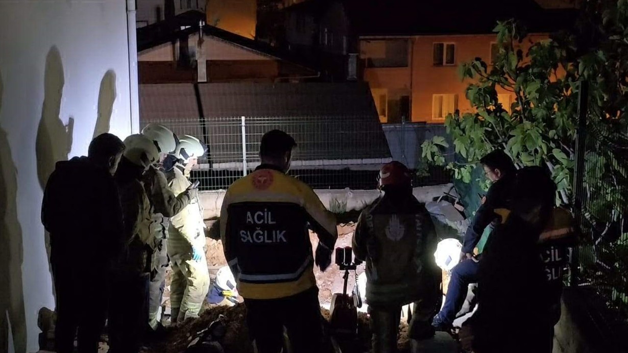 Sultanbeyli'de boru tamir etmek isteyen bir kişi toprak kayması sonucu göçük altında kaldı