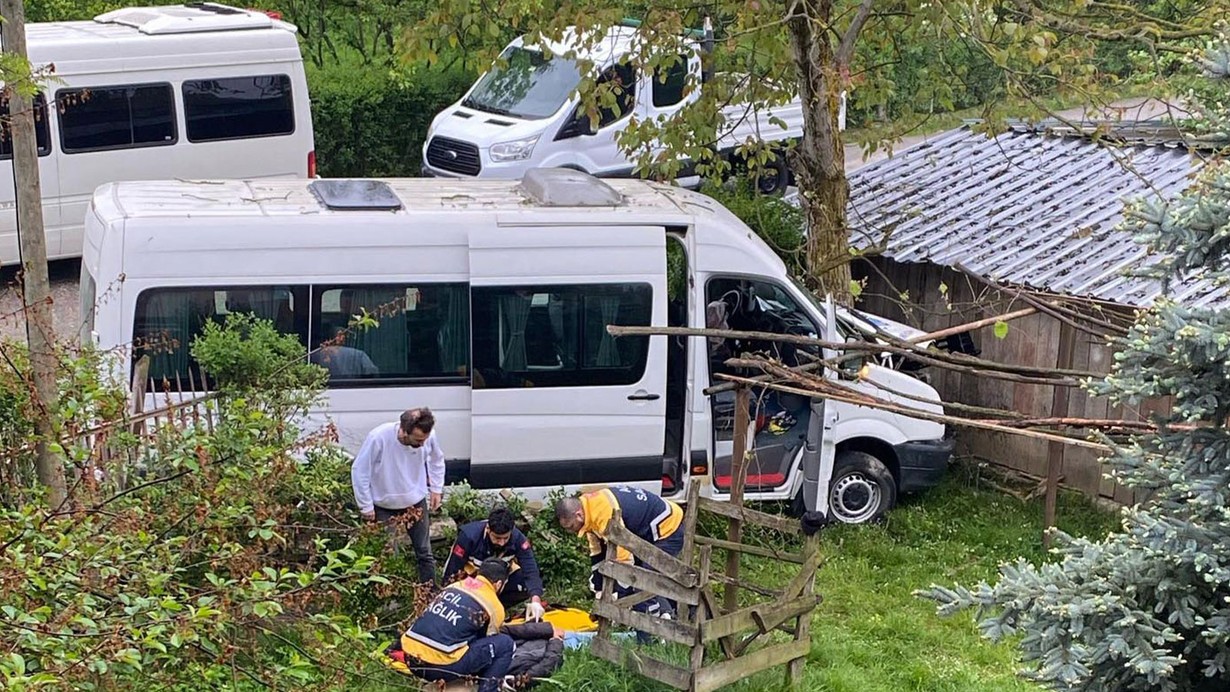 İşçi servisi, cip ve ağaca çarptı: 8 yaralı