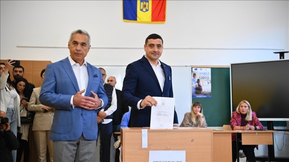 Romanya'da cumhurbaşkanlığı seçimi ilk turunu aşırı sağcı aday önde tamamladı 