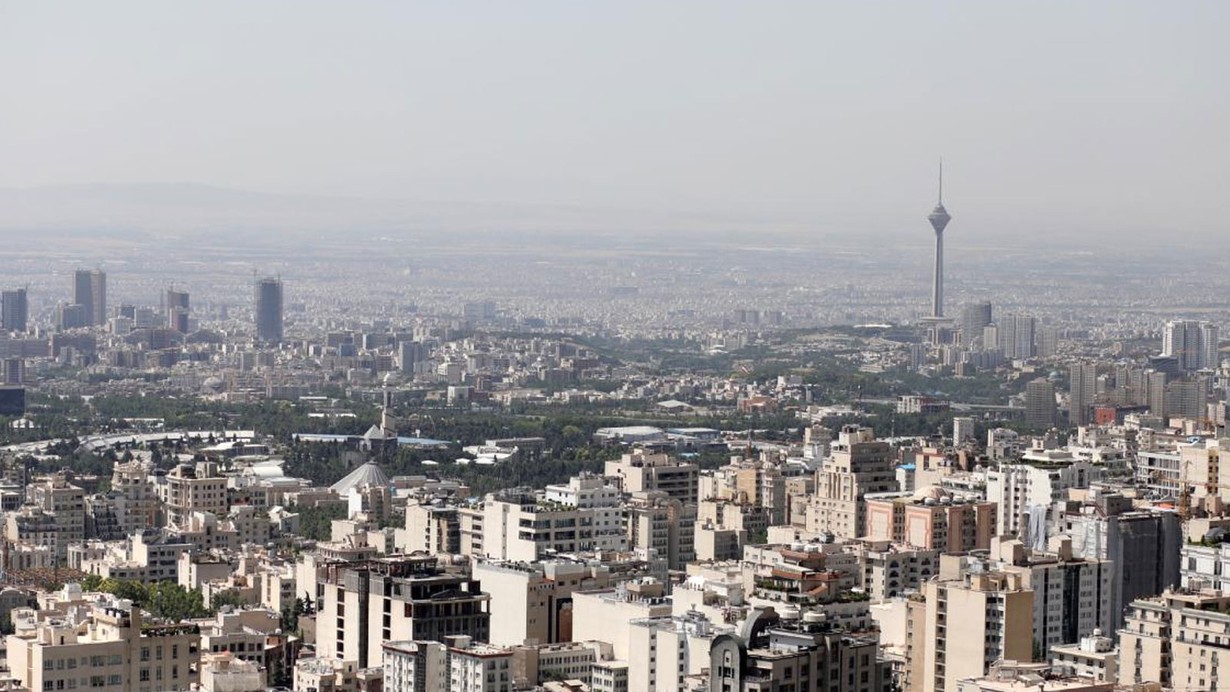 Tahran'da "tüketim sınırını aştıkları" gerekçesiyle yüzlerce bankanın elektriği kesildi