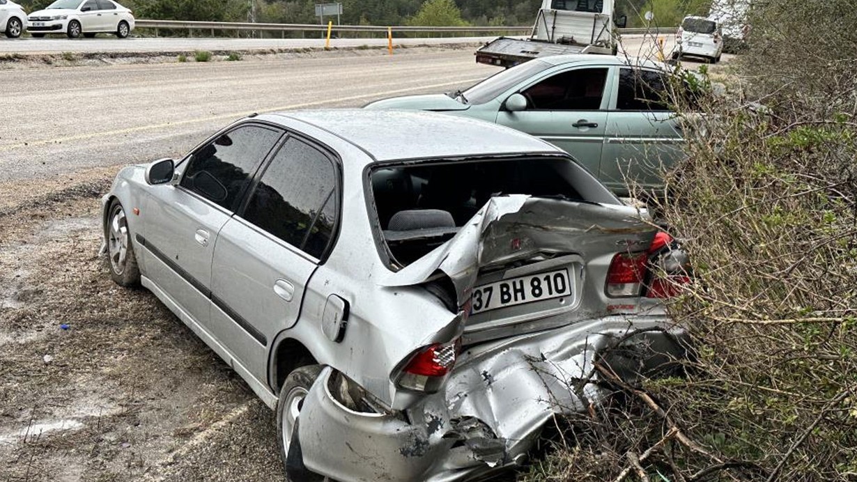 Virajı alamayan otomobil park halindeki araca çarptı: 4 kişi yaralandı