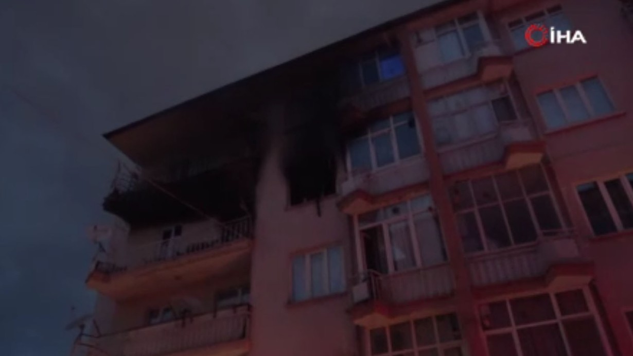 Apartmanda yangın paniği: 11 kişi dumandan etkilendi