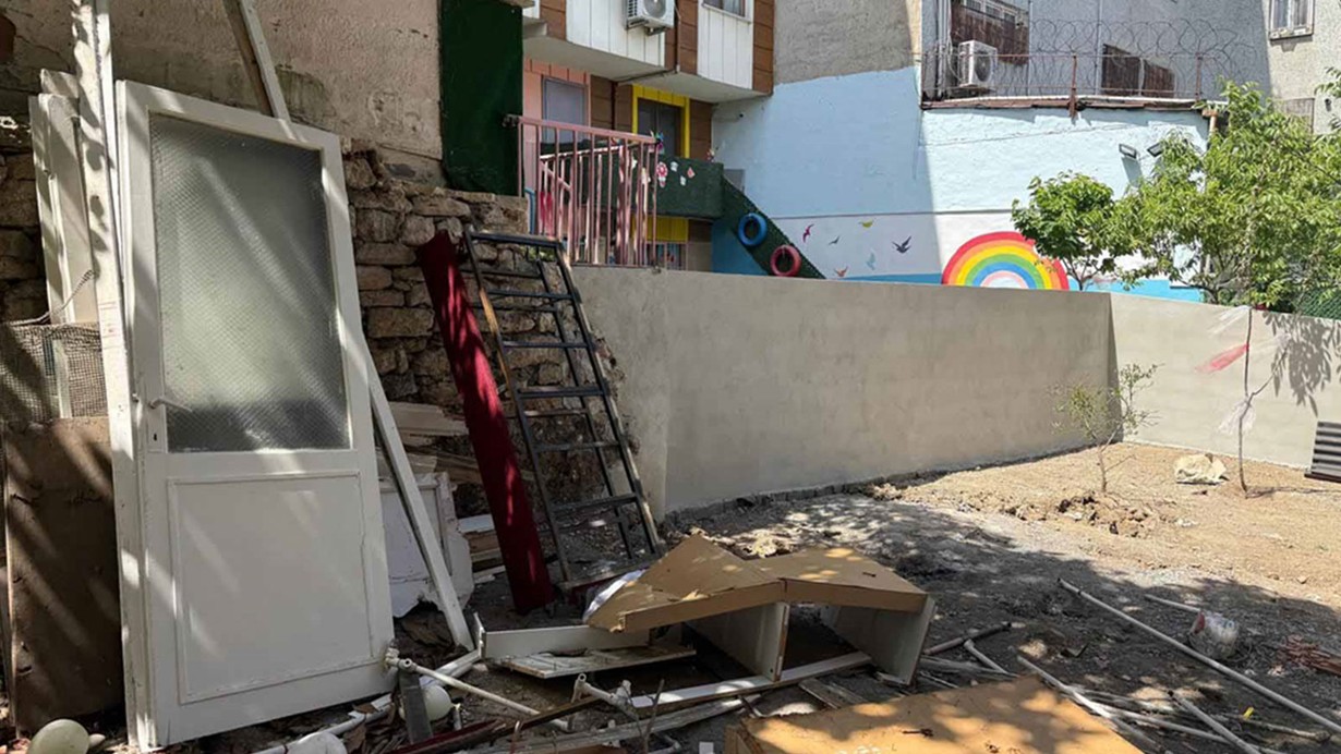 İstanbul'da kreşteki çocuk inşaat alanına düştü!