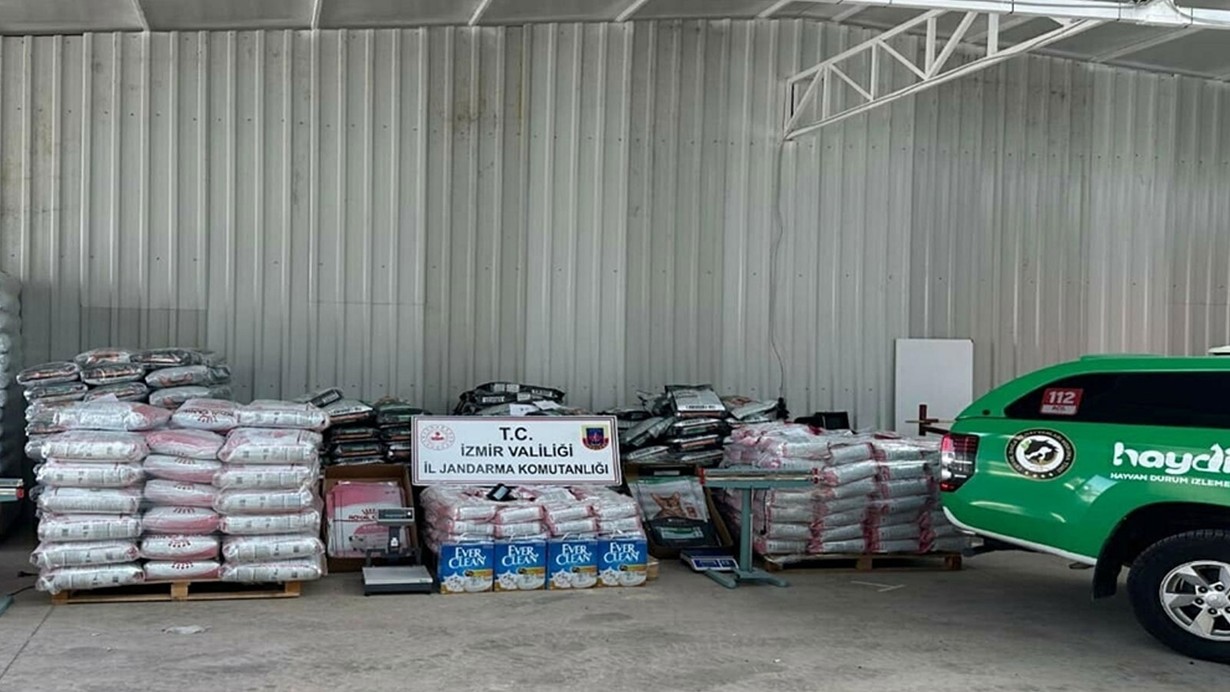 İzmir’de dev operasyon: 14 ton sahte kedi-köpek maması ele geçirildi