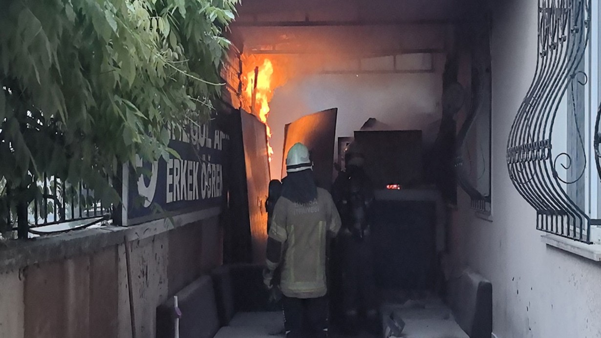 Bursa'da erkek öğrenci yurdunda yangın paniği
