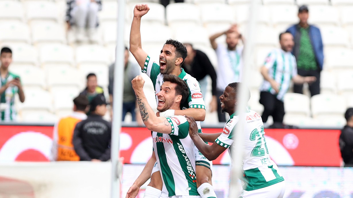 Konyaspor, Rizespor'u 2 golle devirdi