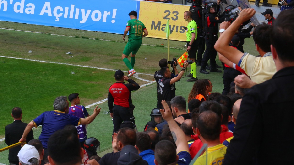 MKE Ankaragücü - Amed Sportif Faaliyetler maçı olaylı başladı