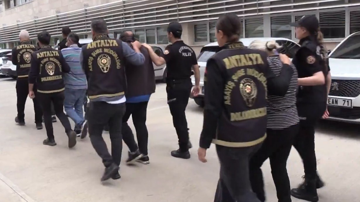 17 ilde 17 ayrı dolandırıcı şebekesine operasyon: 73 kişi tutuklandı