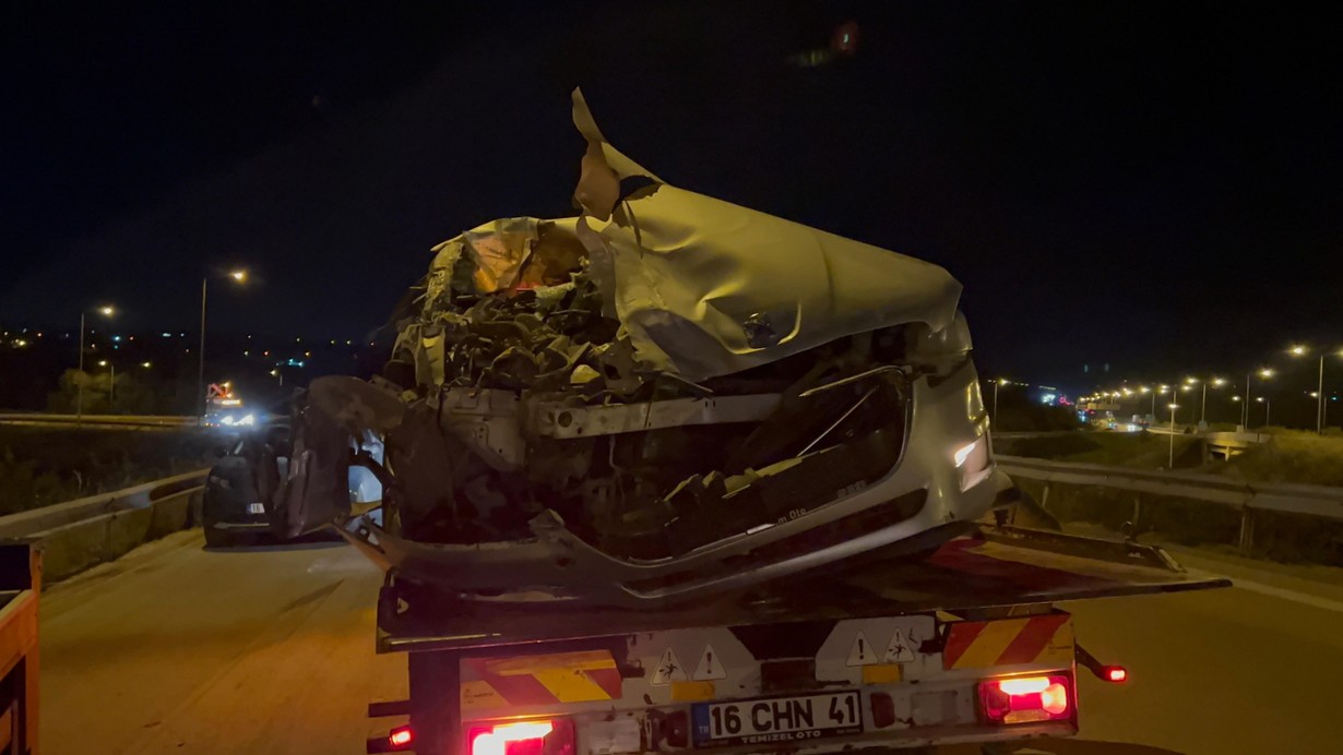 Bursa'da otomobil kamyona çarptı: İki yaralı 