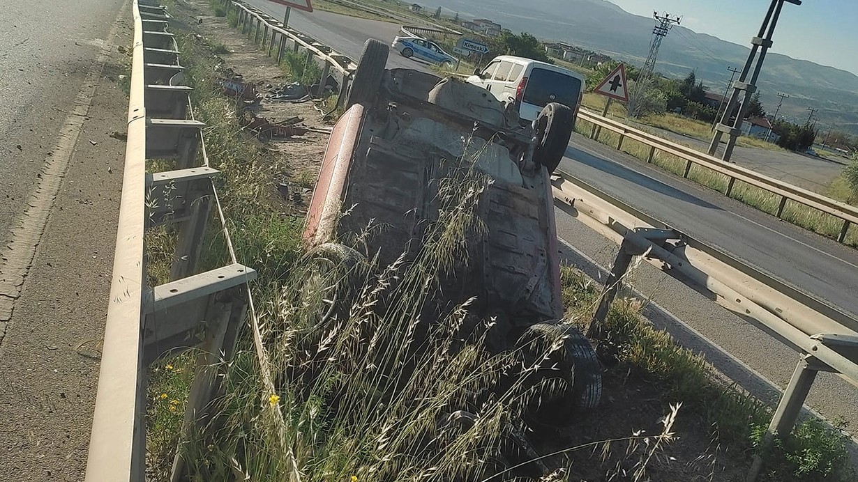 Kırıkkale'de alkollü sürücünün kullandığı otomobil takla attı: 4 yaralı