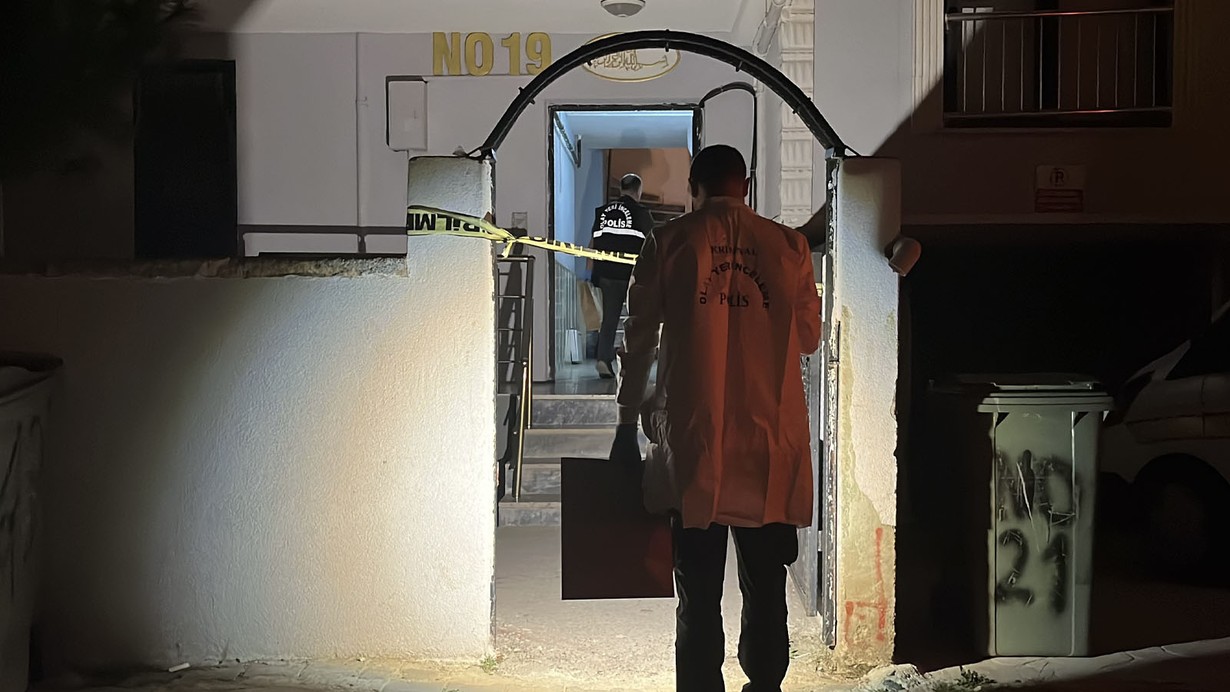 Silah sesi duyan komşuları tarafından tabancayla vurulmuş halde yaralı bulundu
