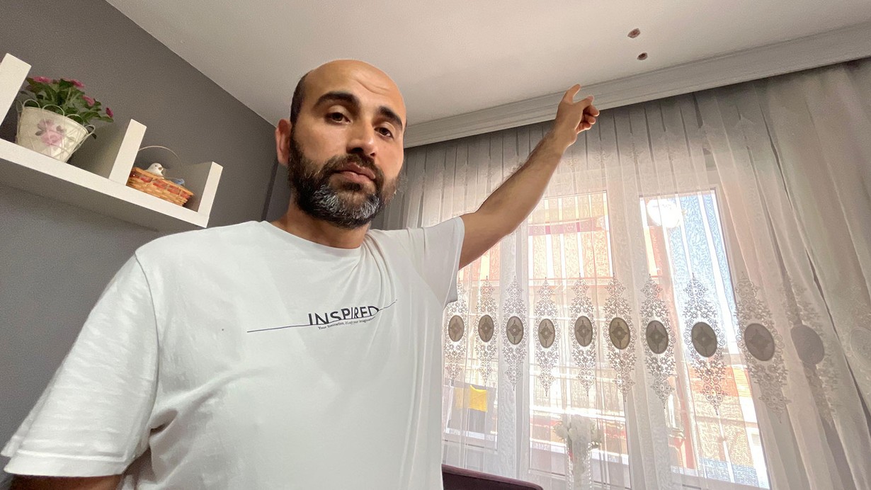 Üst katta oturan kardeşi evinin tavanını deldi!