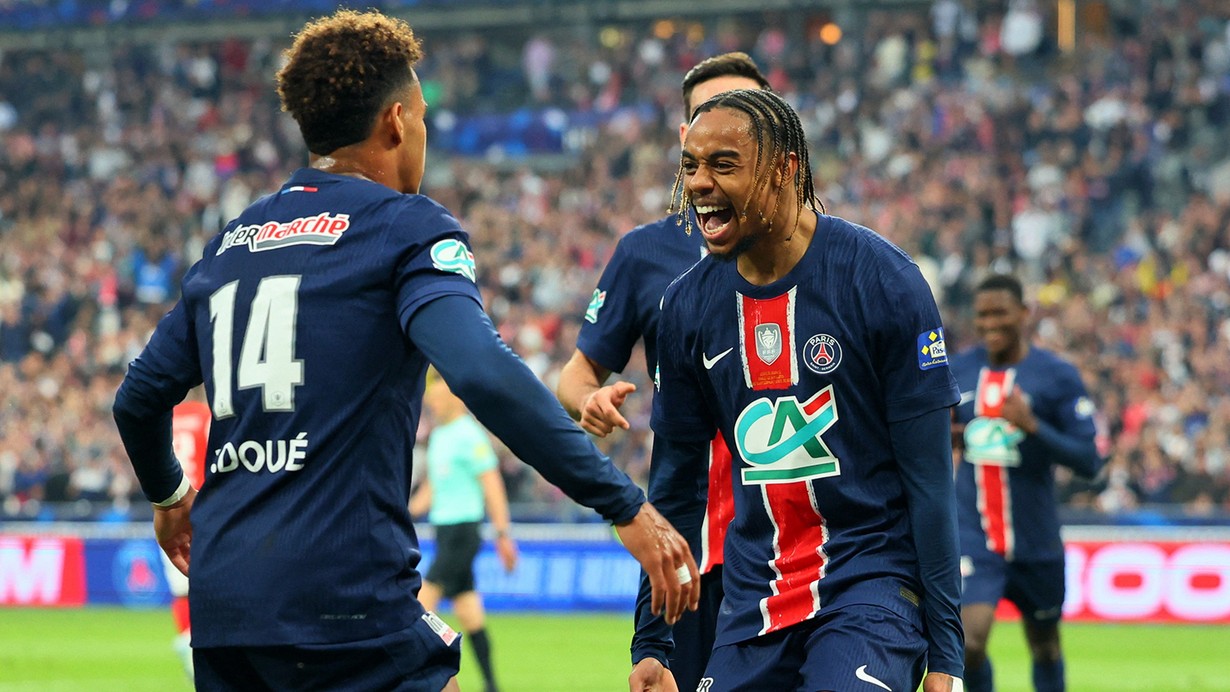 Fransa Kupası'nı PSG müzesine götürdü