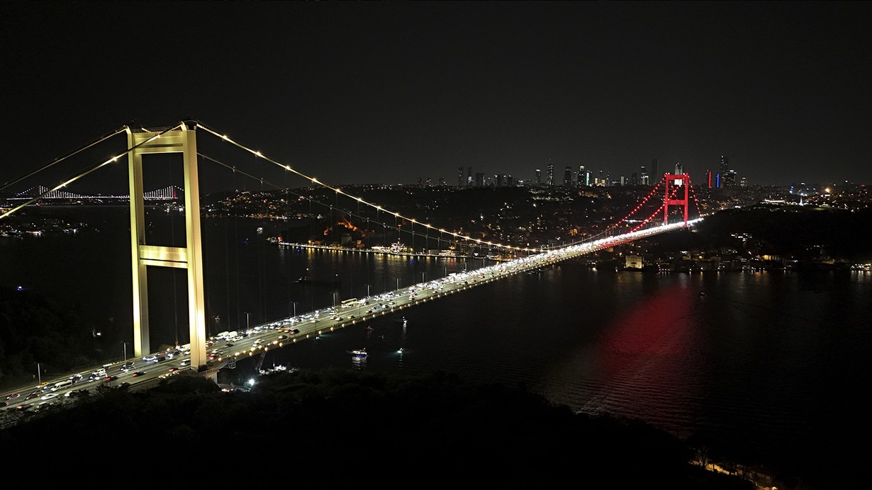 Fatih Sultan Mehmet Köprüsü 'sarı-kırımızıya' büründü