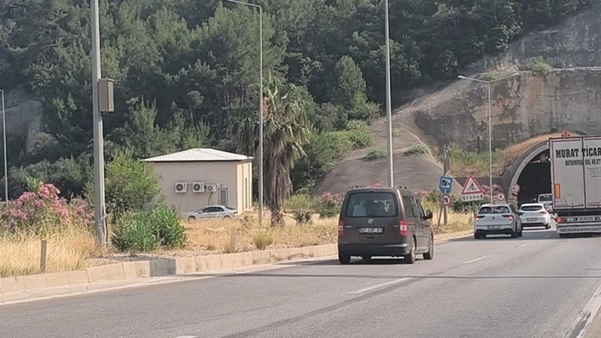 Antalya'da feci kaza: 2 kişi öldü, 4 kişi yaralandı
