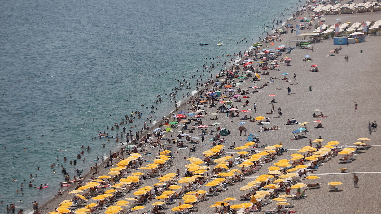 Antalya'da sahillerde bayram yoğunluğu yaşanıyor