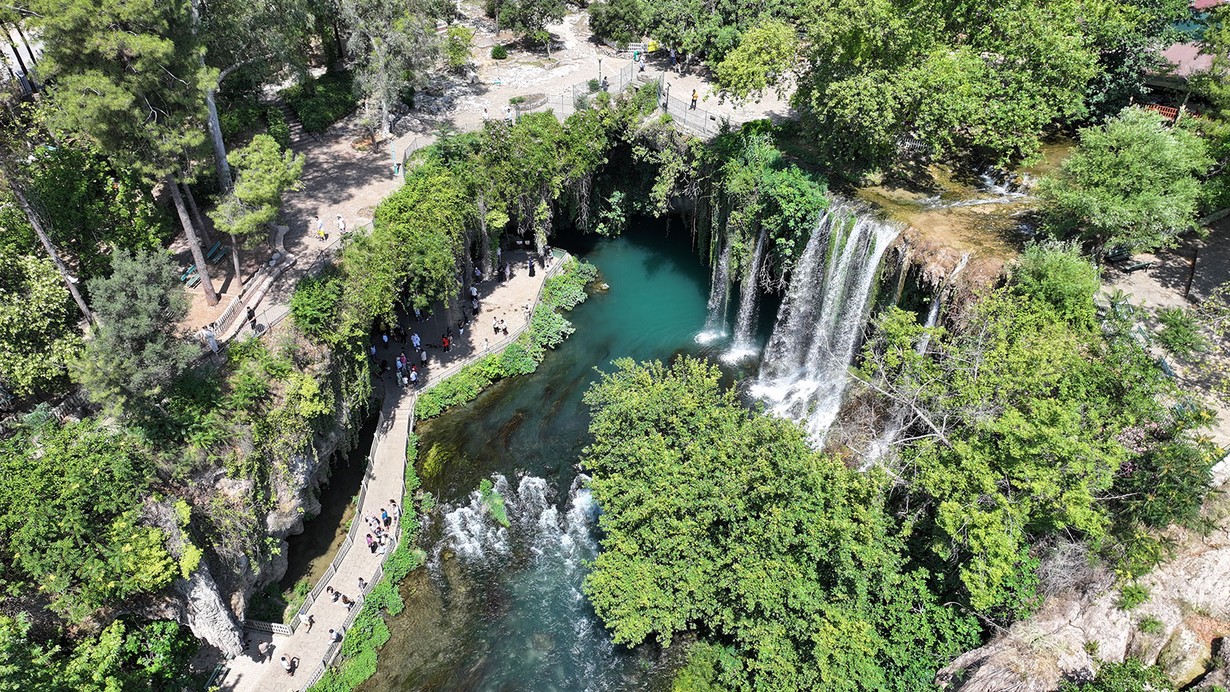 Antalya'da serinlemek isteyenler Düden Şelalesi'nde yoğunluk oluşturdu