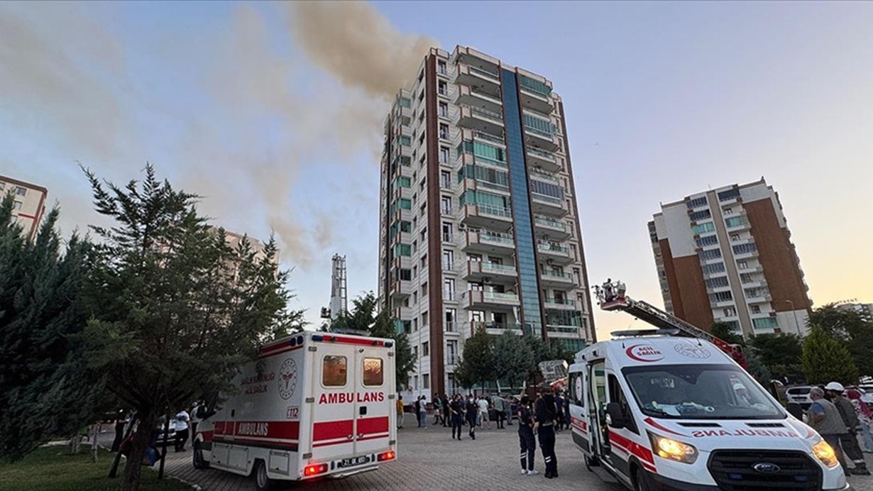 4 kişinin hayatını kaybettiği yangınla ilgili 2 kişi tutuklandı