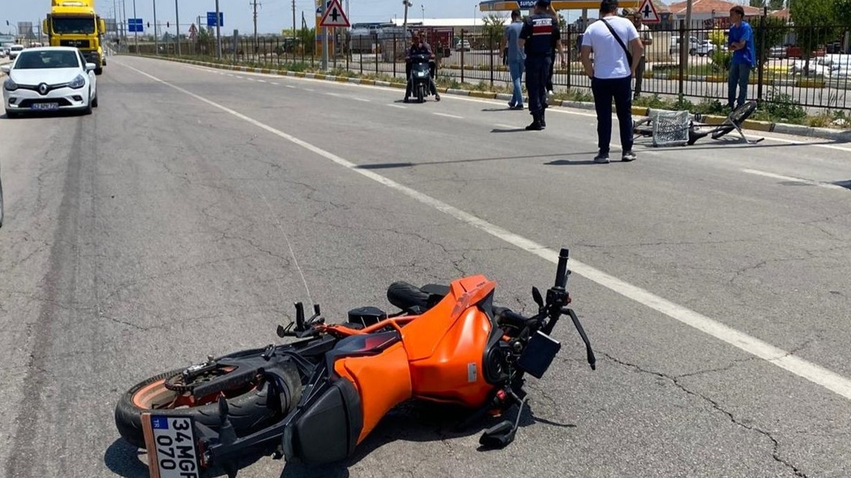 Aksaray'da motosikletin çarptığı bisikletli ağır yaralandı