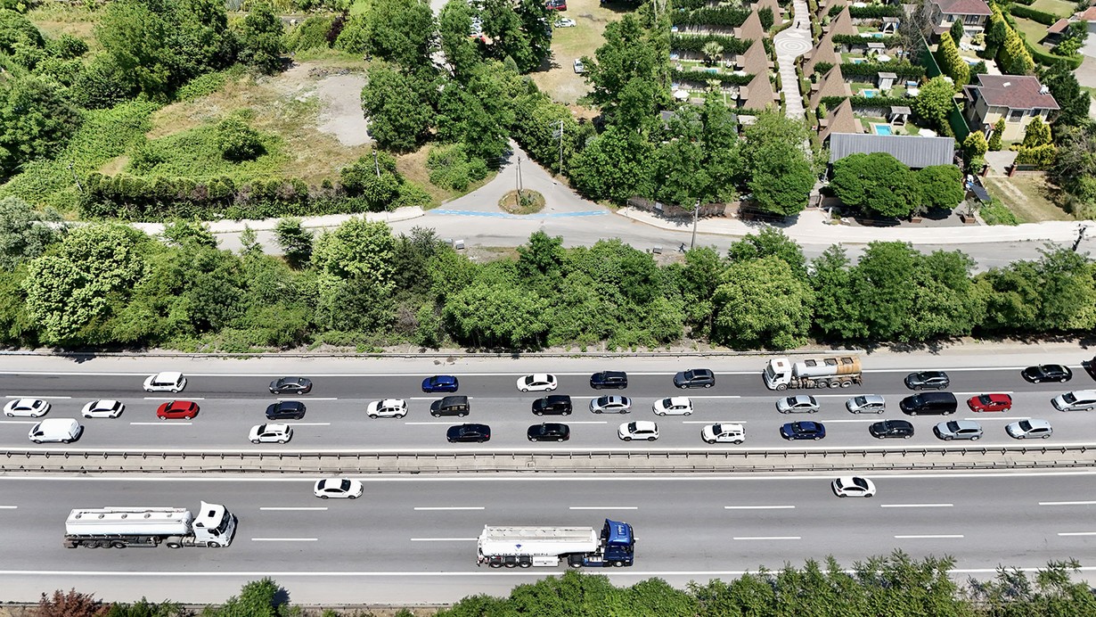Bayram tatilinden dönenler, Anadolu Otoyolu'nun Kocaeli ve Sakarya kesiminde yoğunluk oluşturuyor