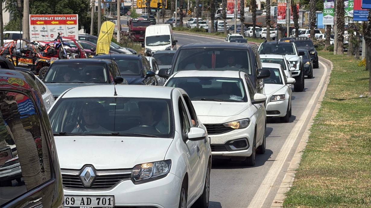 Bodrum'da bayram tatili dönüşü başladı: Son 24 saatte 15 binden fazla araç çıkış yaptı