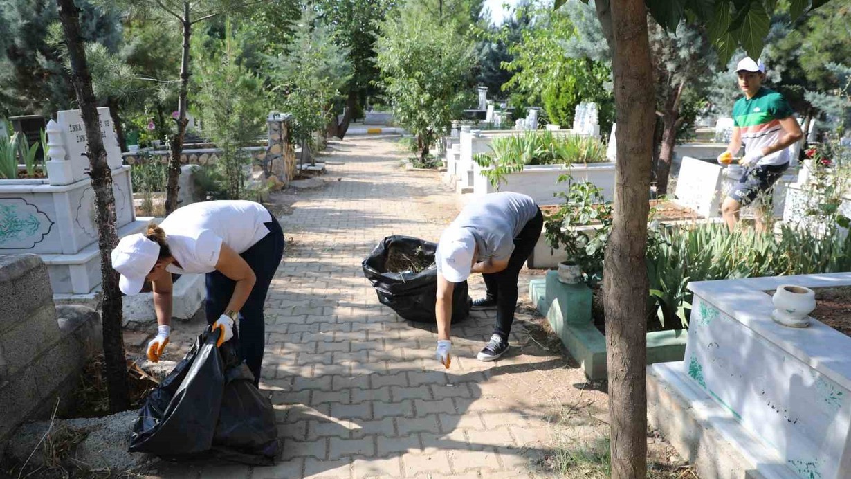 Diyarbakır’da mezarlıklarda bayram sonrası temizlik yapıldı