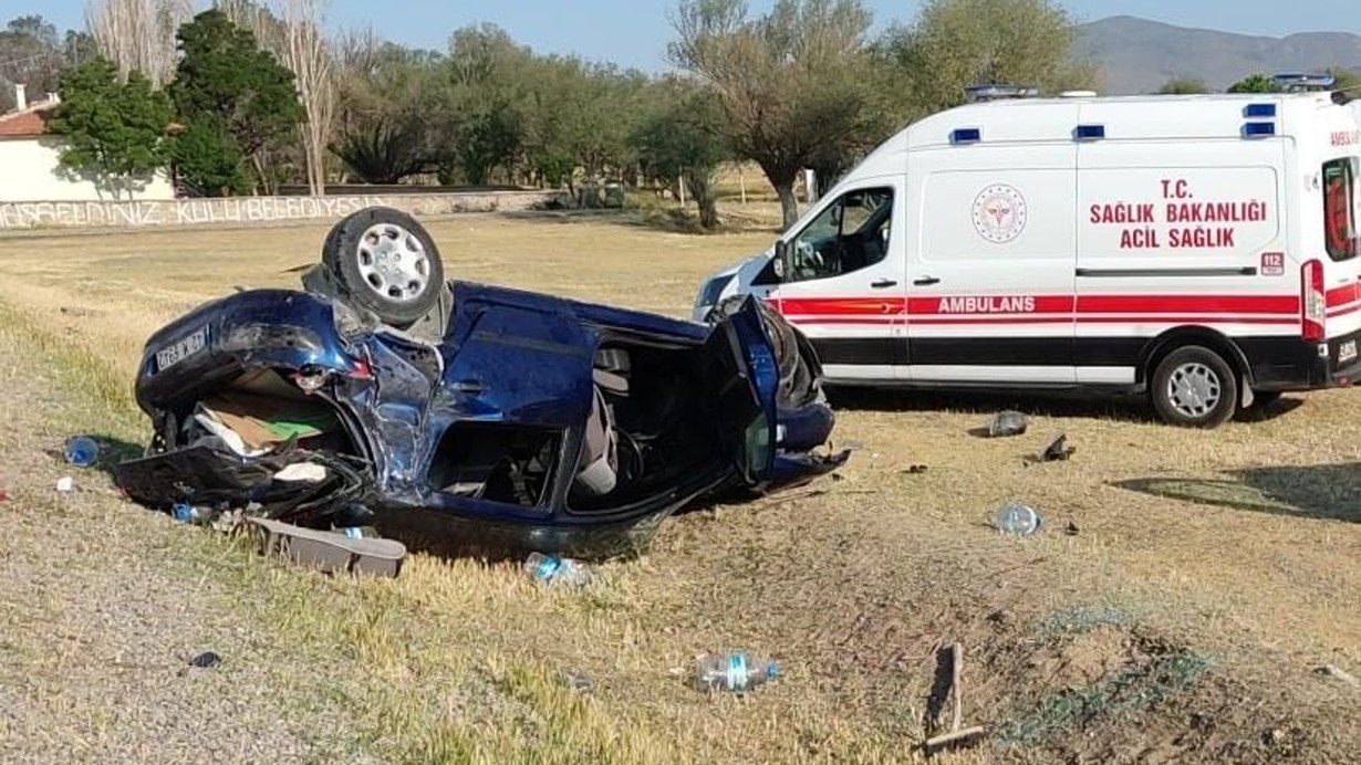 Kulu’da yaşlı sürücü virajı alamayınca takla attı: 2 yaralı