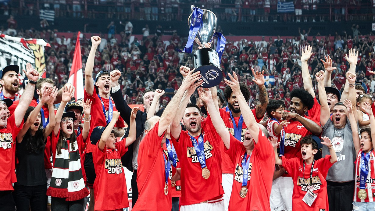 Olympiakos, Panathinaikos'u yenerek Yunanistan'da şampiyon oldu