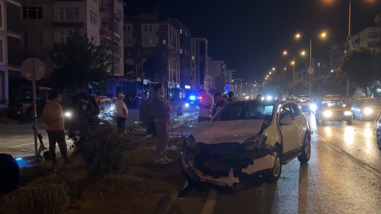 Samsun'da iki otomobilin çarpıştı, 5 kişi yaralandı