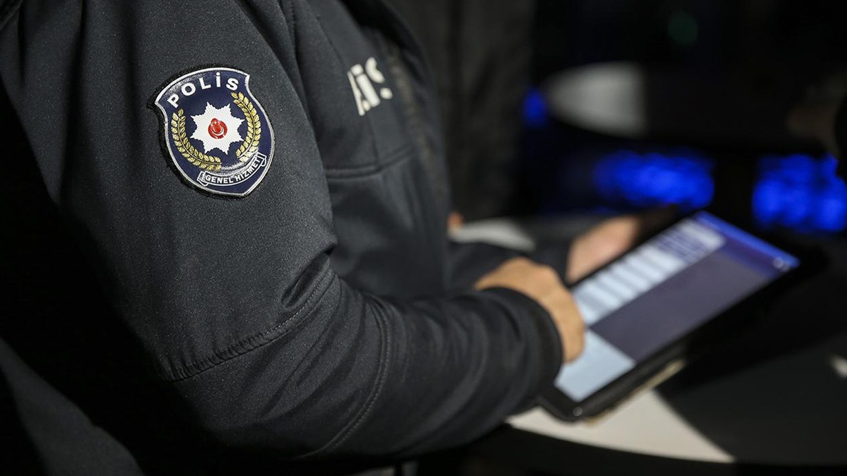 Seyir halindeki aracın camından ayağını çıkardı, cezayı yedi