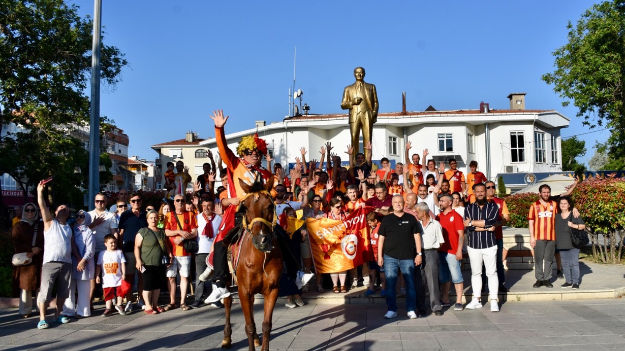 Tekirdağ'da Taraftar Çeşmesi, şampiyon Galatasaray'ın renklerine boyandı