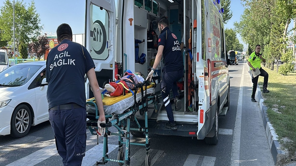 Yaya geçidinden karşıya geçmek isteyen kardeşlere otomobil çarptı