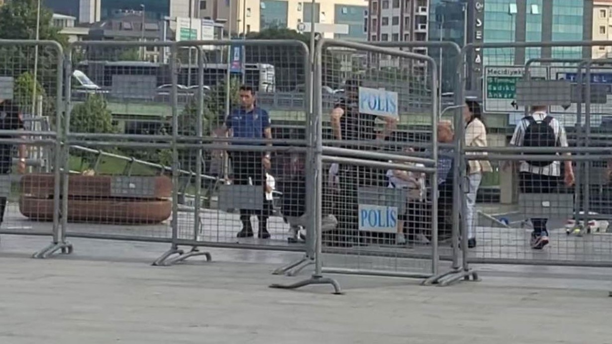 Adliye meydanındaki bariyerler 2 personelin üzerine devrildi