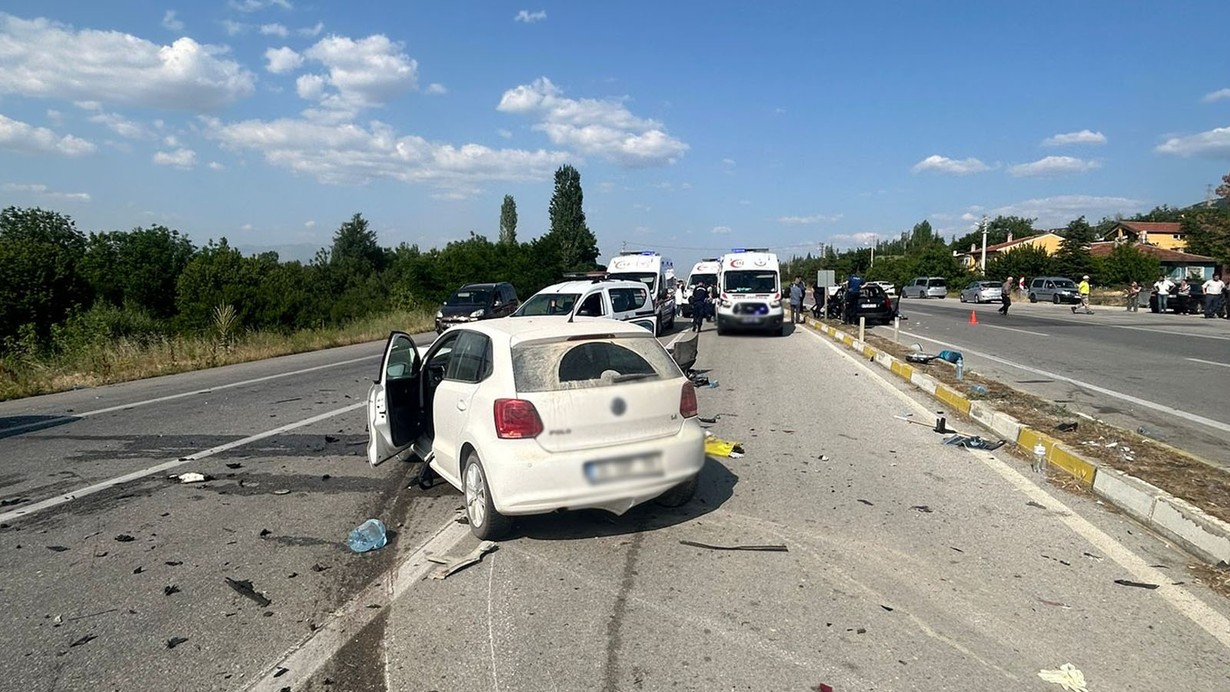 Afyonkarahisar'da feci kaza! İki otomobil çarpıştı: 1 ölü, 3 yaralı